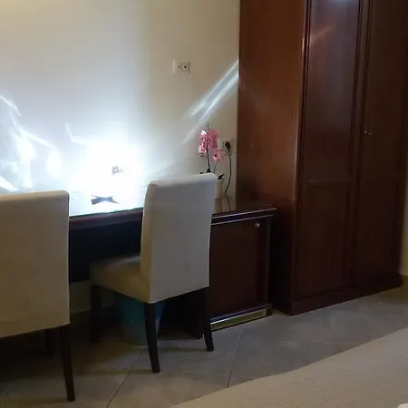 Mrs Julie Рим